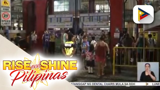 Mga pulis sa Corazon Aquino Elem. School, maagang naghanda ngayong araw para sa pagbabalik-eskwela; Ilang mag-aaral, excited na sa unang araw ng pasok