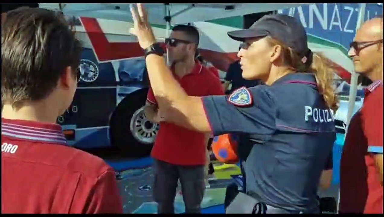 Ad Ostia il pullman azzurro della Polizia. Agenti e gli atleti delle Fiamme Oro incontrano i giovani