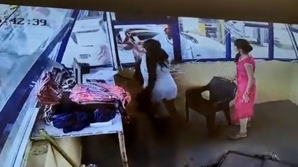 टोल टैक्स मांगने पर महिला कर्मचारी को एक व्यक्ति ने मारा थप्पड़, घटना का CCTV फुटेज आया सामने