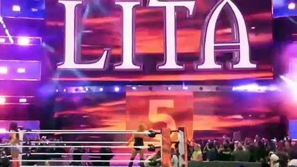 Trish Stratus returns to WWE (Live Crowd Reaction!)