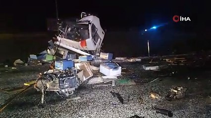 Arı yüklü kamyonla otomobil çarpıştı: 4 ölü, 3 yaralı