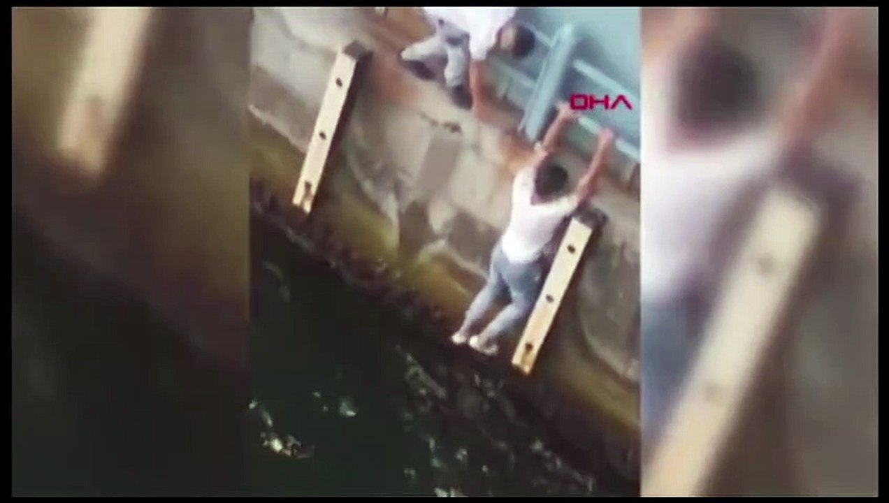 Haliç'e düşen yavru kediyi ayaklarıyla çıkardı