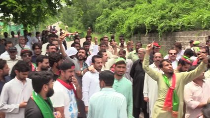 Son dakika haberi: İmran Han'ın destekçileri, gözaltı ihtimaline karşı evinin önünde toplandı