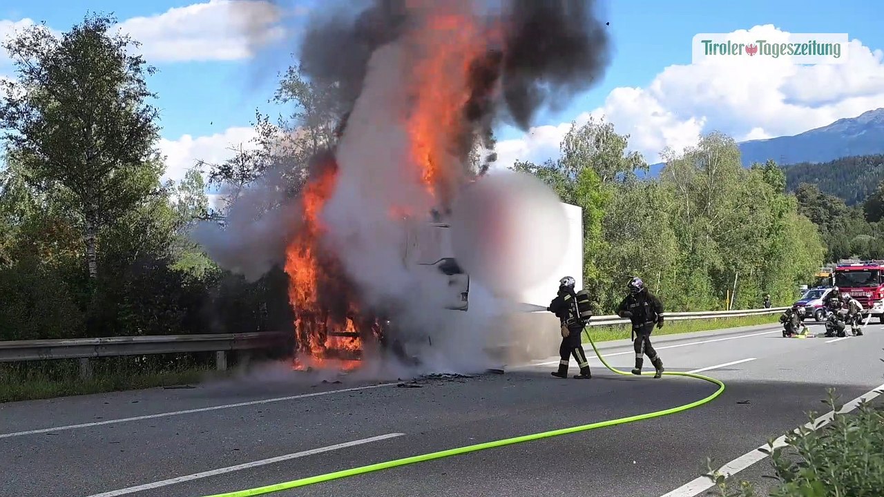Lkw stand auf Inntalautobahn bei Völs in Flammen