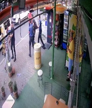 İstanbul'da tabure, yumruk ve tekmelerin havada uçuştuğu kavga kamerada