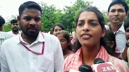 दबंग निहारिका बाइक से पहुंची, नामांकन भर बोली