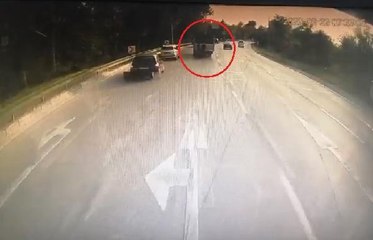 BELEDİYE OTOBÜSÜ, ARIZALANAN KAMYONETE ÇARPTI: 2'Sİ AĞIR 21 YARALI