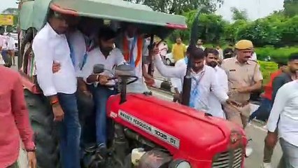 Student Union Election 2022: रितु ने गणपति से आशीर्वाद लिया, फिर ट्रैक्टर में बैठ शुरू किया कैम्पेन