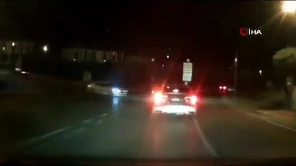 Seyir halindeki otomobil bariyere daldı