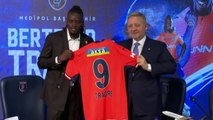 Medipol Başakşehir'de yeni transfer Bertrand Traore için imza töreni düzenlendi