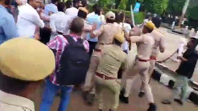 Student Union Election 2022: यूनिवर्सिटी में गर्माया माहौल, पुलिस ने किया लाठी चार्ज