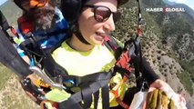 Yamaç paraşütü yapan iki kişi havada yaprak sarması yedi