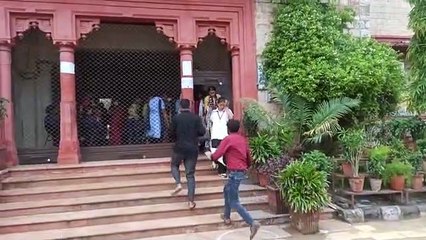 भागती—भागती आई छात्रा, गेट से टकराई, देखें लाइव वीडियो