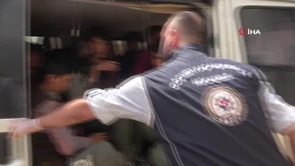 10 kişilik minibüste 20 düzensiz göçmen yakalandı