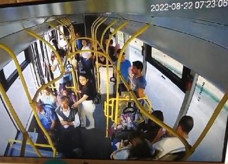 Belediye otobüsü, arızalanan kamyonete çarptı: 2'si ağır, 21 yaralı (3)