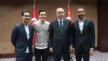 Mesut Özil, Cumhurbaşkanı Erdoğan'ın kendisine hediye etti saati sosyal medyadan paylaştı