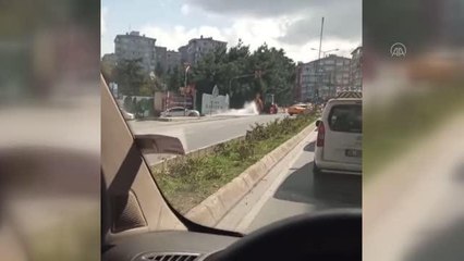 İSKİ'nin çalışması sırasında su borusu patladı