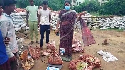 महापौर ने कहा: कट्टों में मिट्टी पूरी नहीं, कैसे रुकेगा पानी