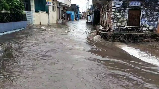 Weather updates : झमाझम बारिश के चलते चहुंओर पानी ही पानी, बने बाढ़ के हालात Video