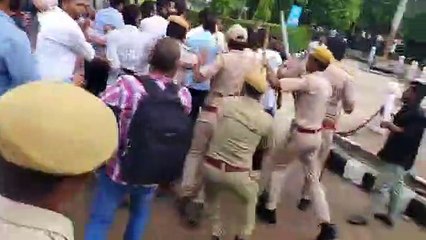 RUSU ELection 2022- पुलिस ने किया लाठीचार्ज] निर्दलीय प्रत्याशी निर्मल और परिषद के नरेंद्र यादव सहित कई समर्थक घायल