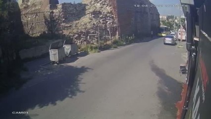 Yolda yürüyen yayaya çarpan İETT otobüsü, hiçbir şey yokmuş gibi yola devam etti