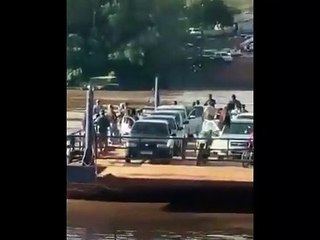 Pescadores resgatam motorista que caiu com carro no rio Ivaí