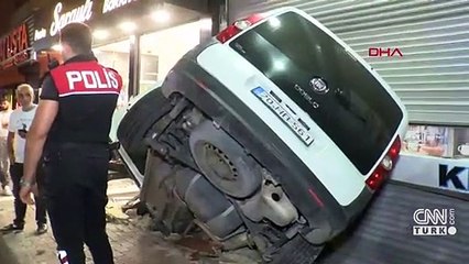 Araç merdiven boşluğuna devrildi