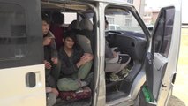 Son dakika haber... Polislerce durdurulan minibüste 20 düzensiz göçmen yakalandı