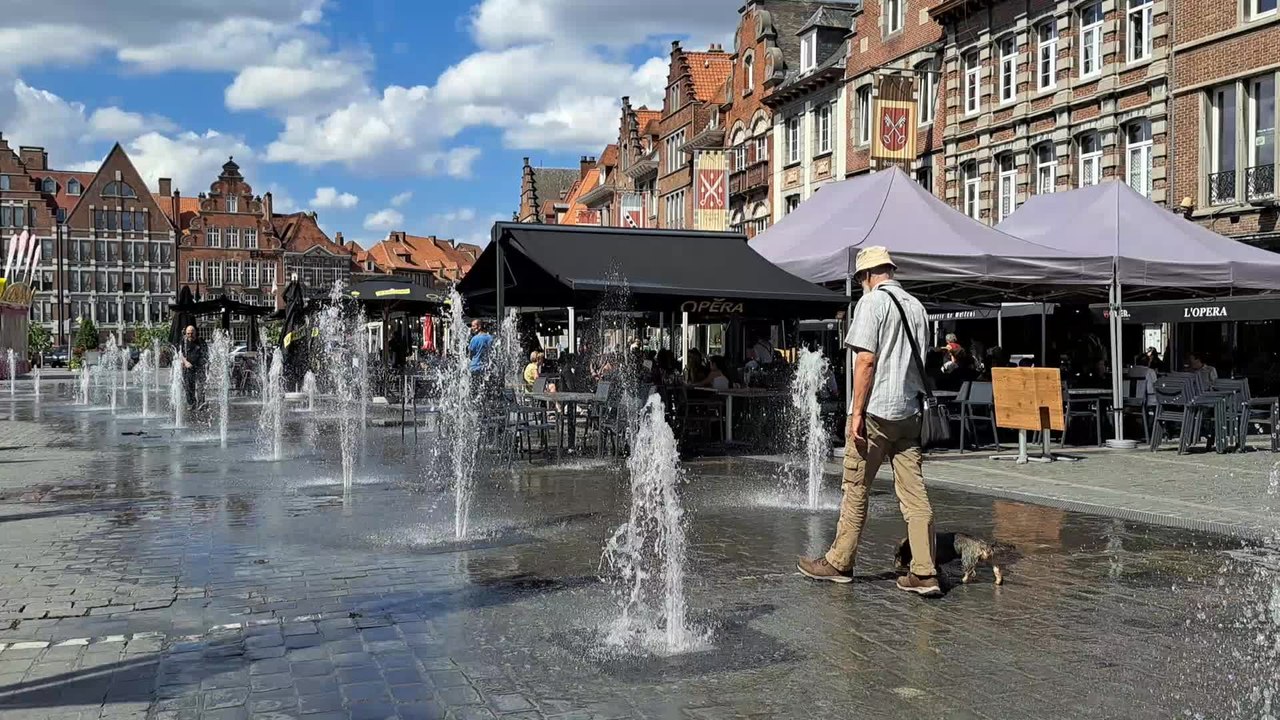 Les jets d'eau sur la Grand-place de Tournai