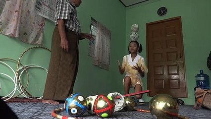 تقليد ألعاب الخفة البورمية يتحدى الأزمات