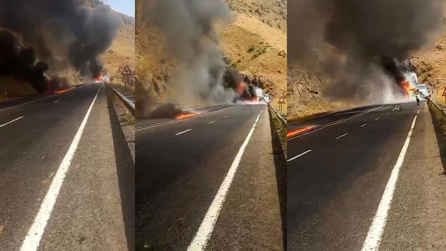 Kafa kafaya çarpışan iki araç alev aldı