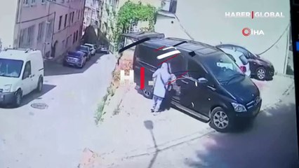 Kadının gücü! Devrilen minibüsü tutarak felaketi önlediler