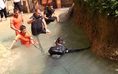 Terliğinin peşine giden çocuk, 30 tonluk kayanın altında sıkışarak öldü! Cesedi hala içeride