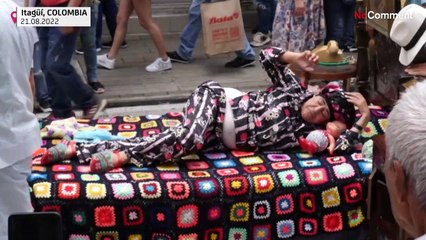 En Colombie, des lits et des oreillers pour célébrer la "Journée internationale de la paresse"