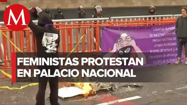 Colectivos feministas queman pancartas frente a Palacio Nacional