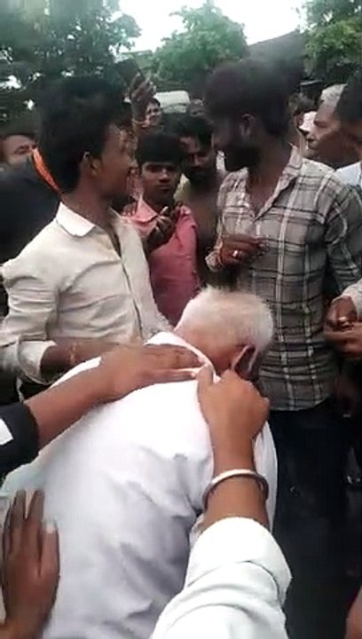 छात्राओं से छेड़छाड़ के आरोपी शिक्षक से हाथापाई...