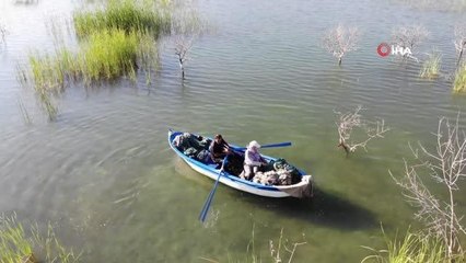 33 yıllık eşiyle 15 yıldır sırt sırta vererek balık avına çıkıyor