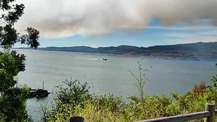 Un incendio se acerca a las casas en el municipio pontevedrés de Moaña y obliga a cortar una carretera