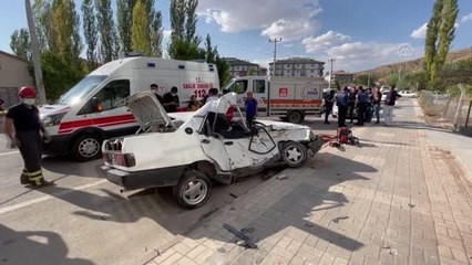 Son dakika haber... Otomobilin kamyona çarpması sonucu 2 kişi öldü