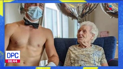 Abuelita celebra su cumpleaños con un stripper