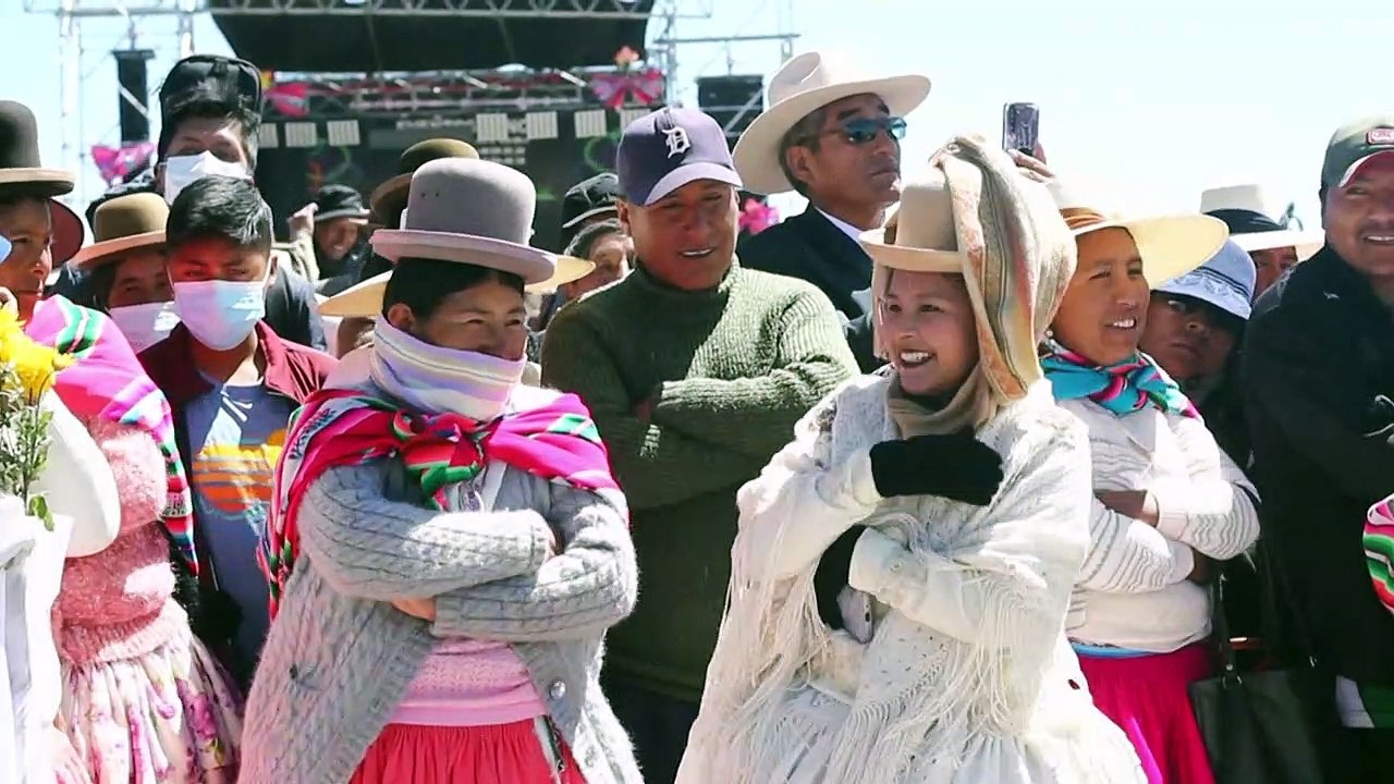 Pérou: 51 couples se marient sur les rives du lac Titicaca