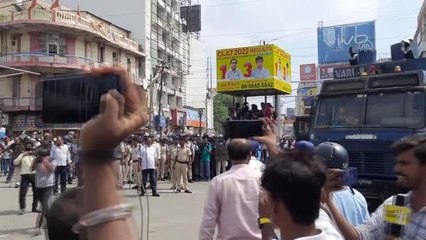 Hindistan'da polis protesto gösterisi yapan öğretmen adaylarına müdahalede bulundu