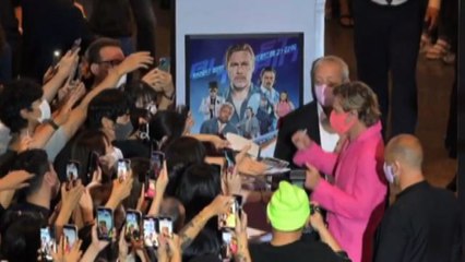 Descargar video: Brad Pitt più in forma che mai, delirio fan in Corea e Giappone