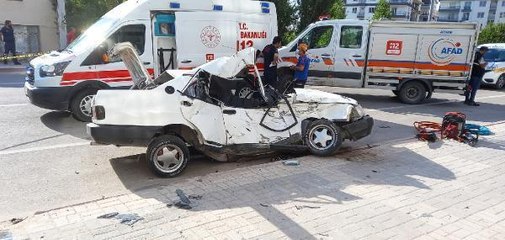 OTOMOBİL PARK HALİNDEKİ KAMYONETE ÇARPTI 2 ÖLÜ