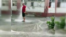 Bursa'da sağanak yağış: Bir kişi oluktan akan yağmur sularıyla yıkandı