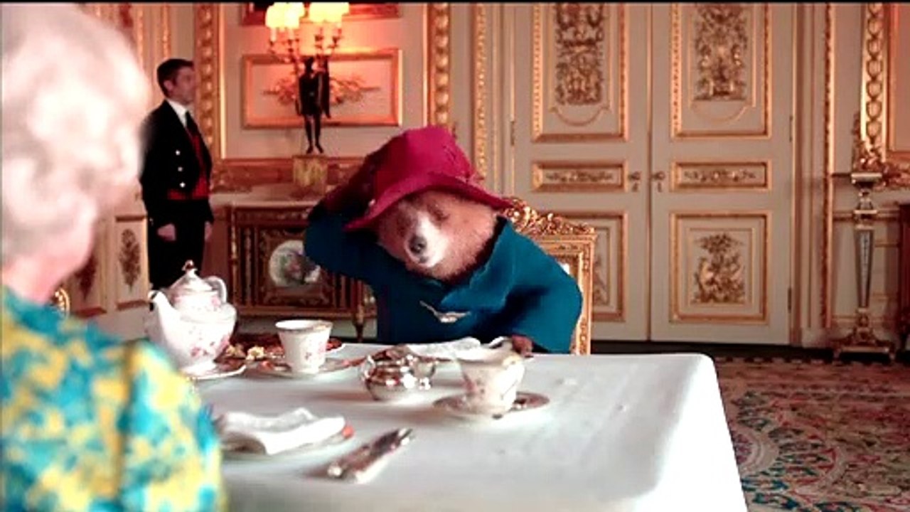 Isabel II toma el té con el osito Paddington durante su Jubileo de Platino