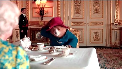 Isabel II toma el té con el osito Paddington durante su Jubileo de Platino