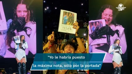Fan le regala su tesis a Rosalía en pleno concierto