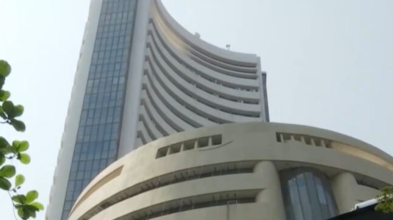 Download Video: Sensex plunges 872 pts, investors lose over Rs 6.5 lakh crore in 2 days; Rupee hits 4-week low against US dollar; more