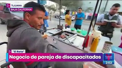 Pareja en silla de ruedas sale adelante con negocio de hot dogs